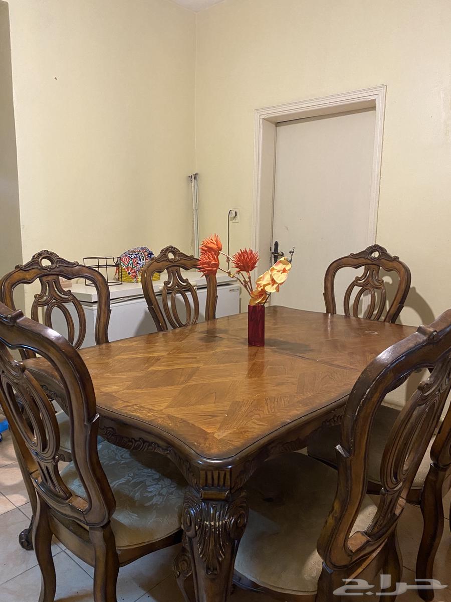 Dining table with 6 chairs in good condition64551647542915110