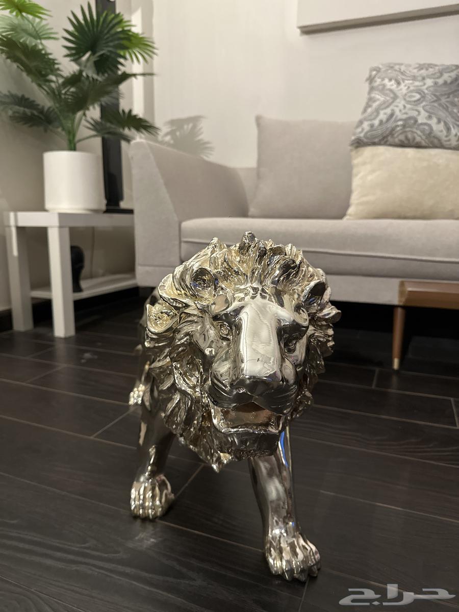 Statues (Lion Tiger) There are some scratches on the lion as shown in the images64544551941121110