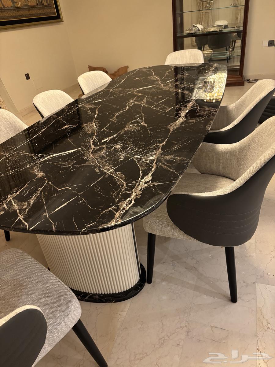 Dining table for sale, very clean, bought it for 15 thousand from Dubai64551891010178110