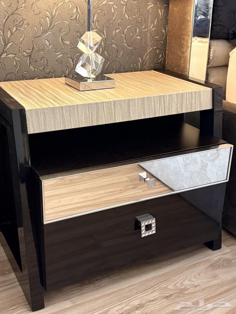 طاولة او كومدينة غرفة نوم فخمة وجديدة64547179638658111