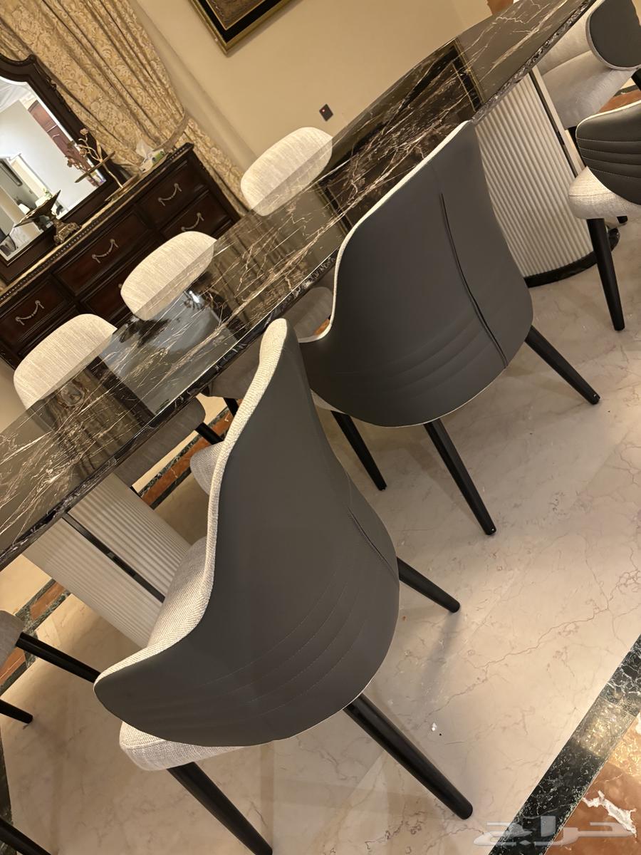 Dining table for sale, very clean, bought it for 15 thousand from Dubai64551891010178111