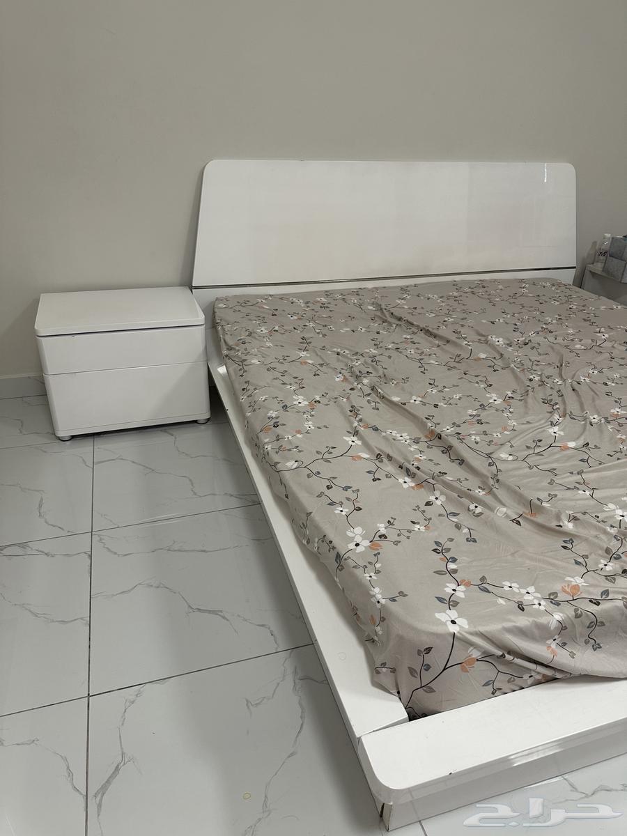 Double bed with two nightstands and long storage drawers64548294620163110