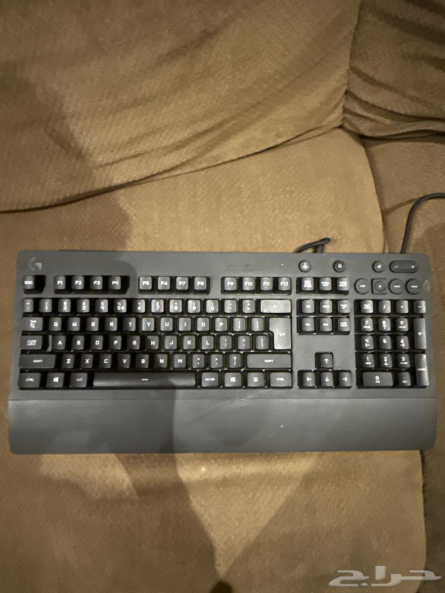 كيبورد لوجتيك فيه لمبات ونظيف وشغال64553101049987110