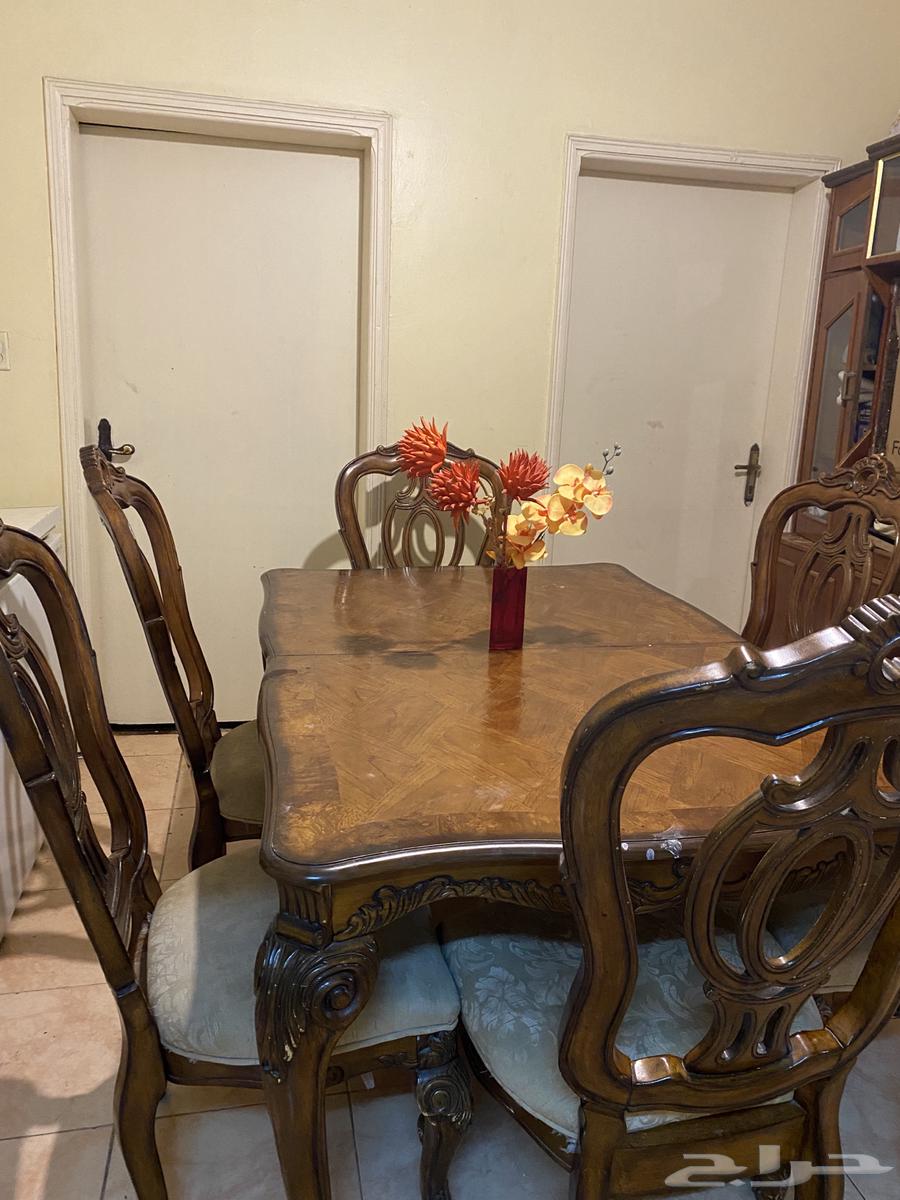 Dining table with 6 chairs in good condition64551647542915111