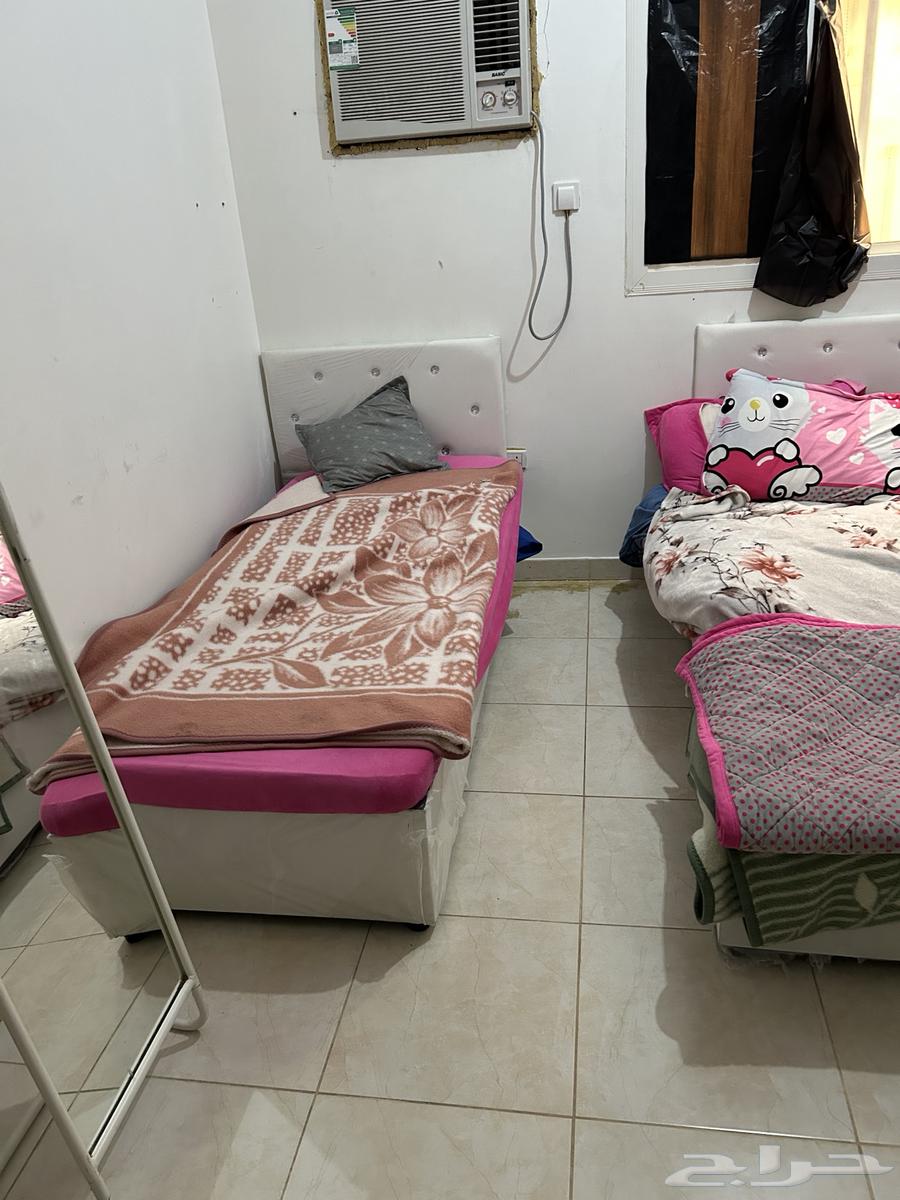 Daewoo washing machine and two beds64547555602178111