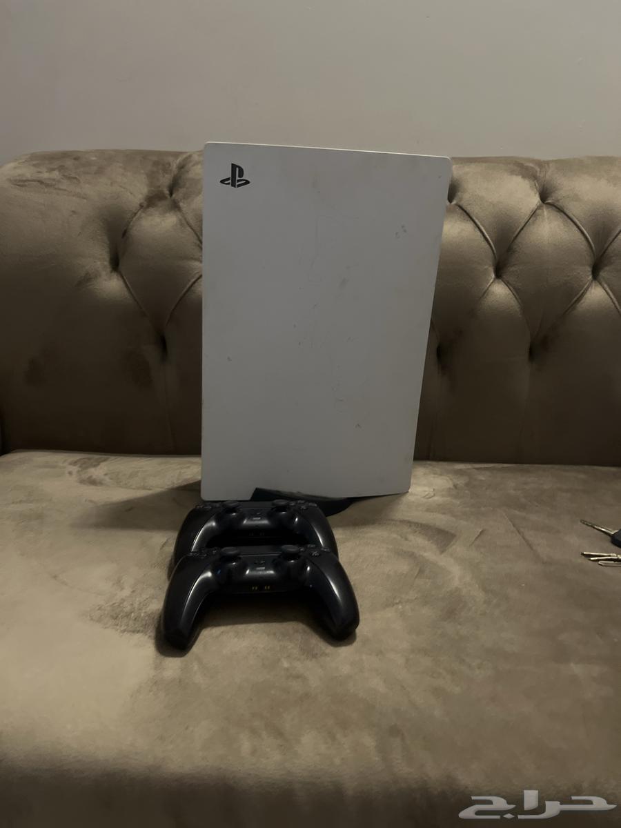 Sony 5 for sale, Sony in good condition with two controllers64549093028737111