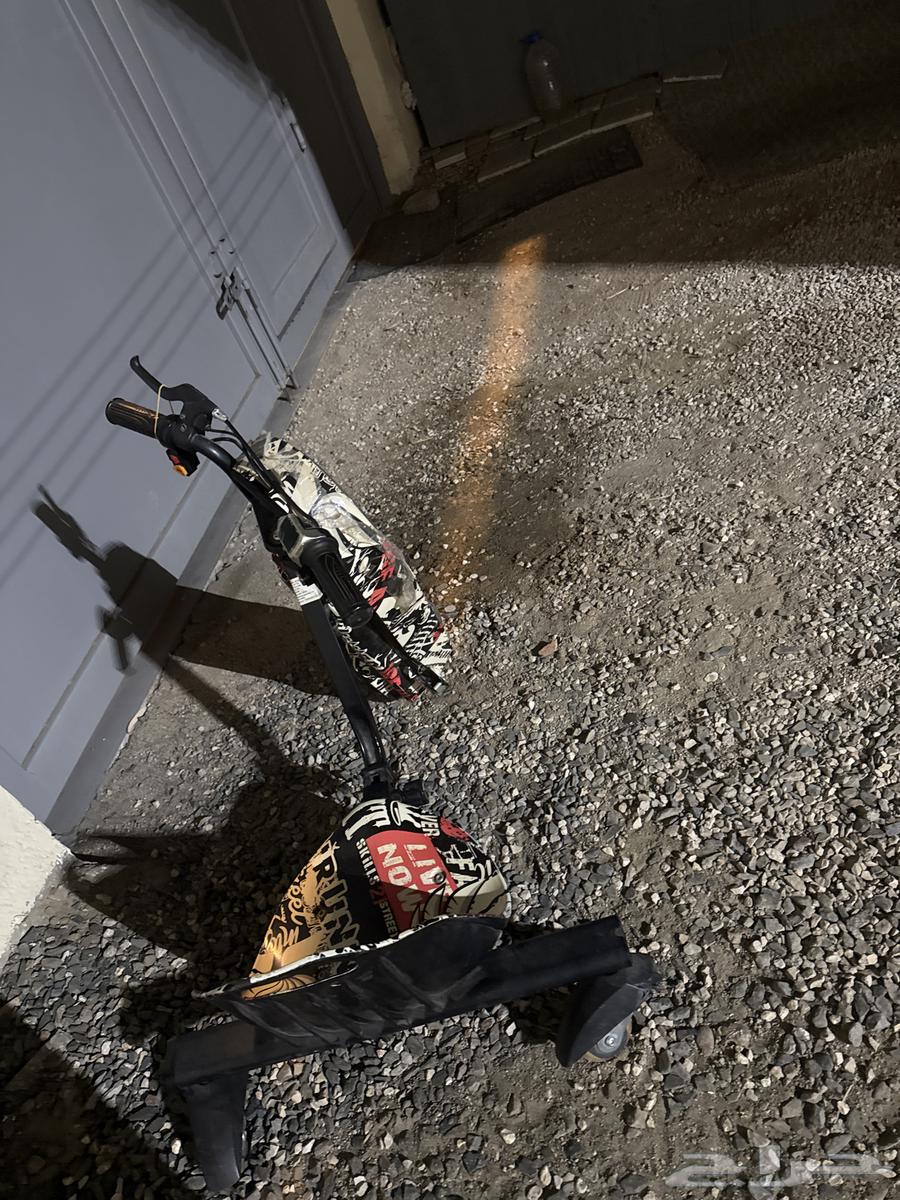 Hello, I'm offering a clean, new electric scooter for sale with keys64553130014594111