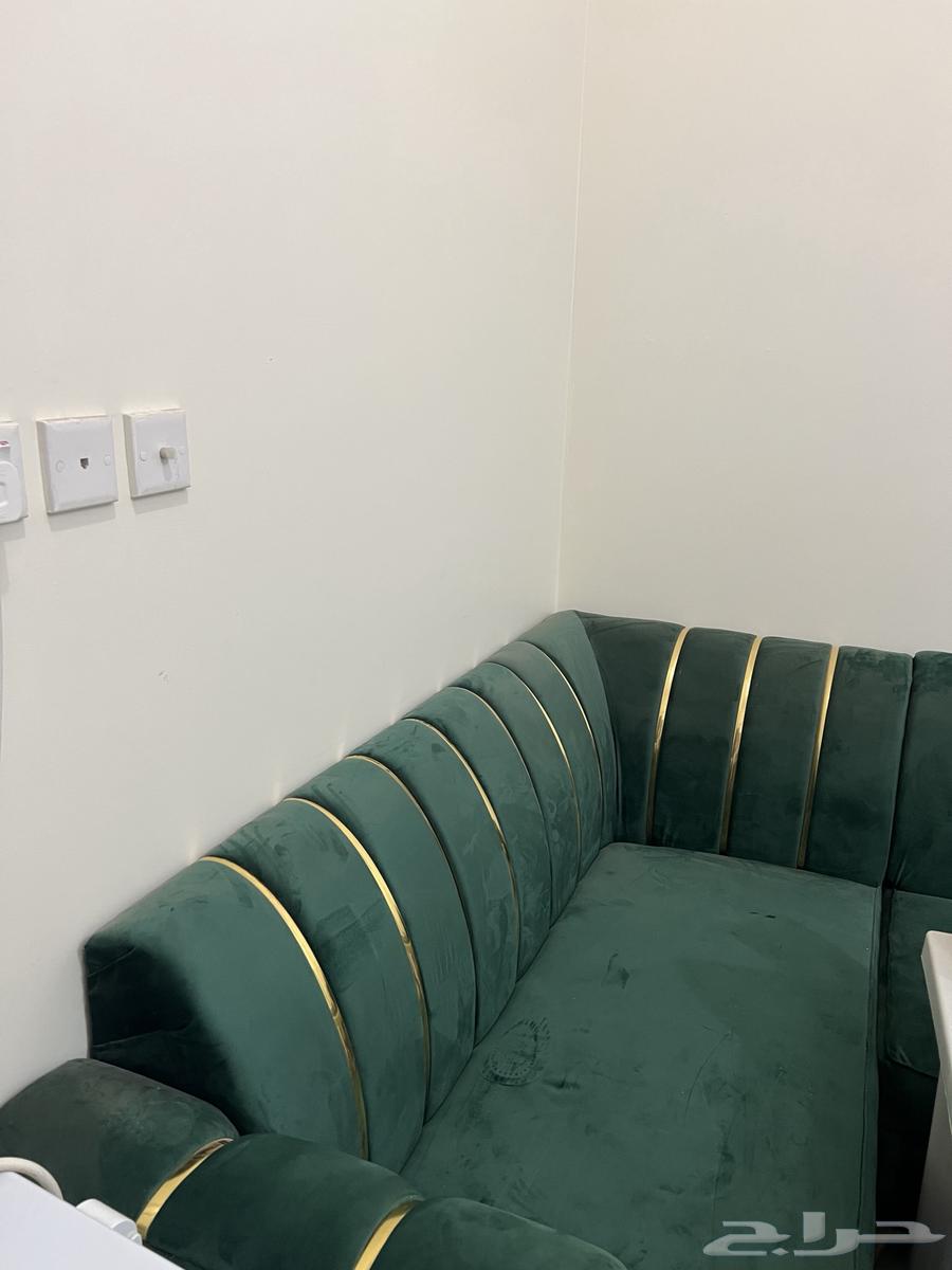 كنب جديد استعمال خفيف مرا مع مخاد ومراكي عليه اثار غبار فقط64543930768130114