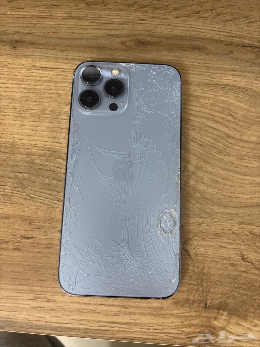 The phone doesn't complain about anything, but the crack at the back64549023074817110