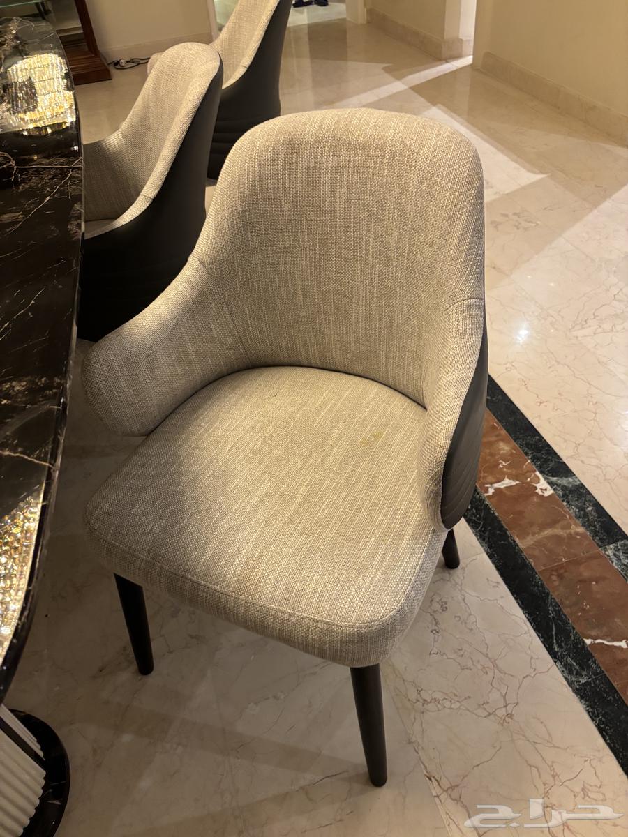 Dining table for sale, very clean, bought it for 15 thousand from Dubai64551891010178112