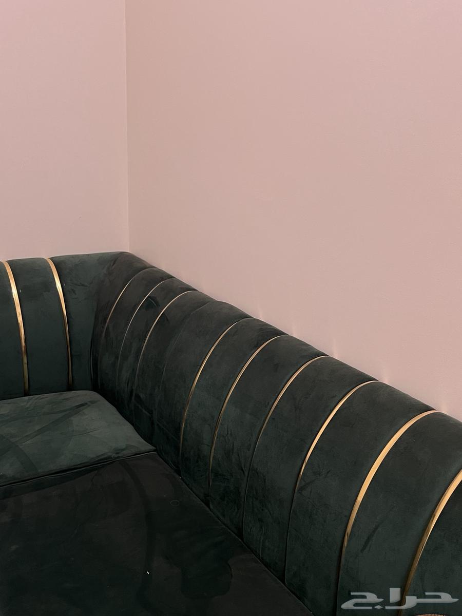 كنب جديد استعمال خفيف مرا مع مخاد ومراكي عليه اثار غبار فقط64543930768130113