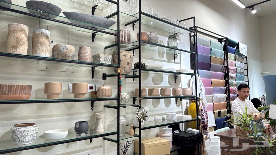 للبيع ارفف محل حديد وقزاز وكنبة64544241241345111