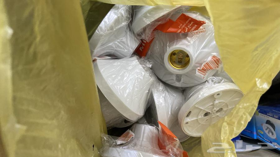 كراتين لمبات  وافياش  واسلاك كهرب  ومروحة  للبيع.64550916983299112