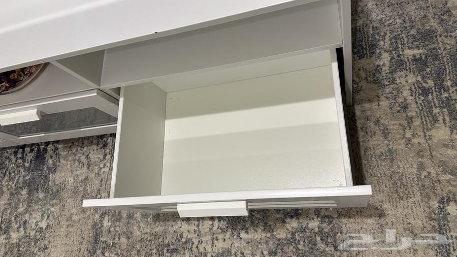 للبيع طاولة نظيفه واستخدام خفيف ب 400 ريال64535069796481113