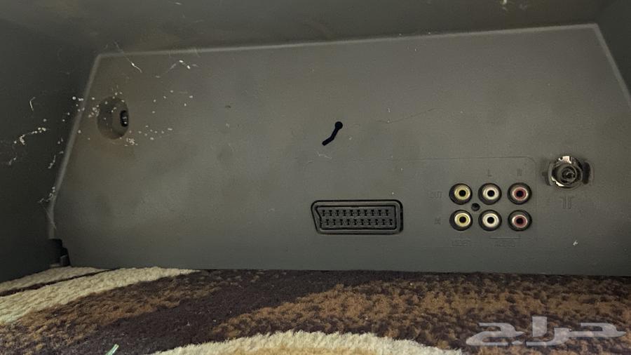 تلفزيون قديم مع جميع اغراضه64544891572865113