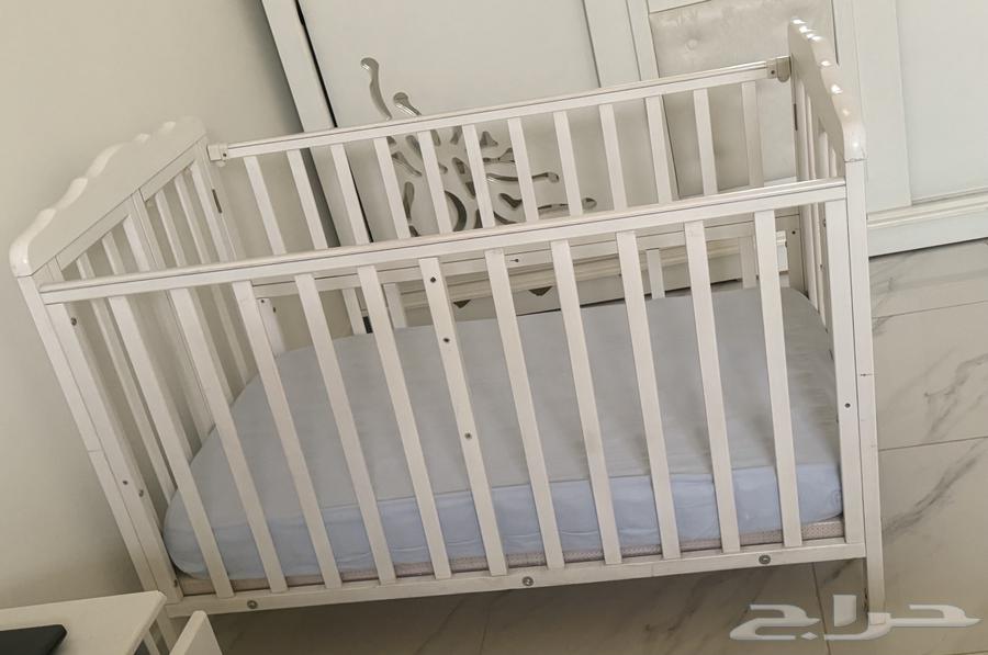 سرير اطفال بحالة جيدة مع المرتبة ويوجد مستلزمات اطفال64545524688770110