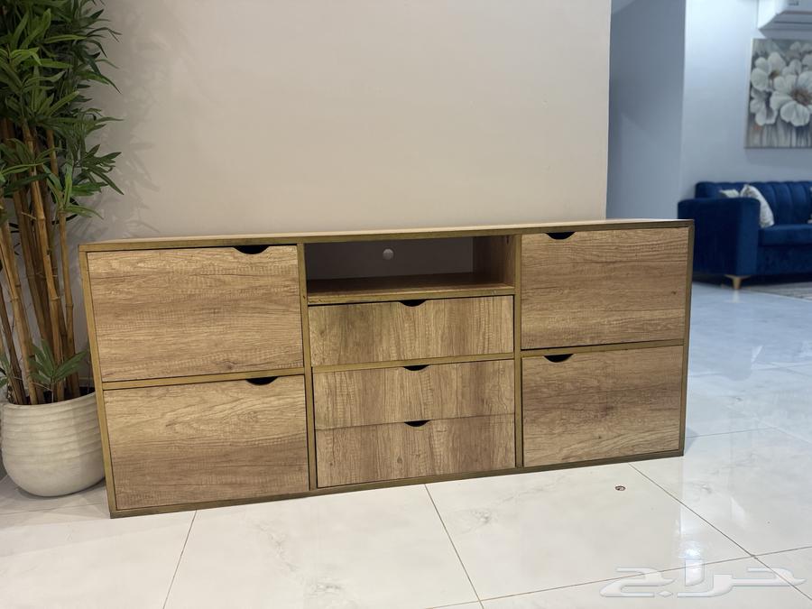 طاولة تلفزيون بحالة جيدة64546943451395110