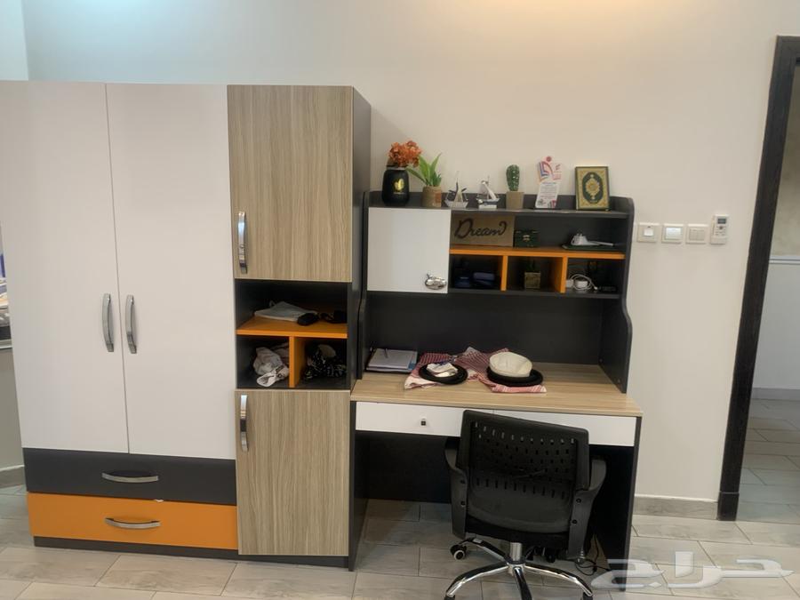 دولاب ملابس من شركة تناتل ومكتبه وكرسي64548056369922110