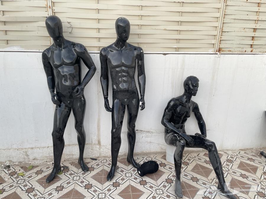 مانكنات اثنين واقفين واثنين جالسين لون اسود للبيع على السوم64549754721665111