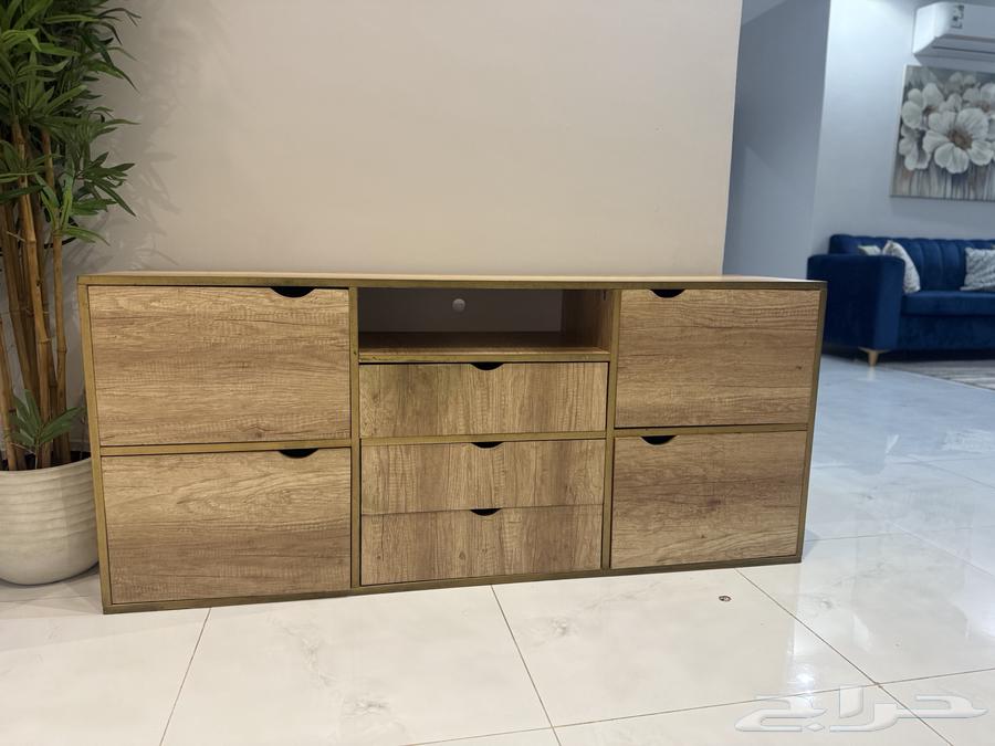 طاولة تلفزيون بحالة جيدة64546943451395111