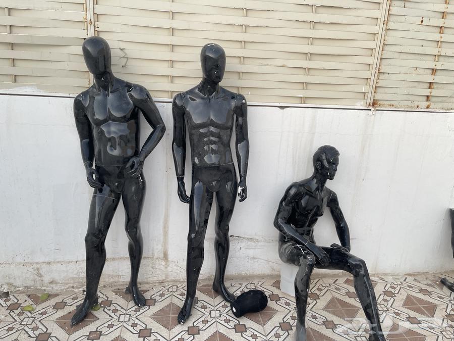 مانكنات اثنين واقفين واثنين جالسين لون اسود للبيع على السوم64549754721665110