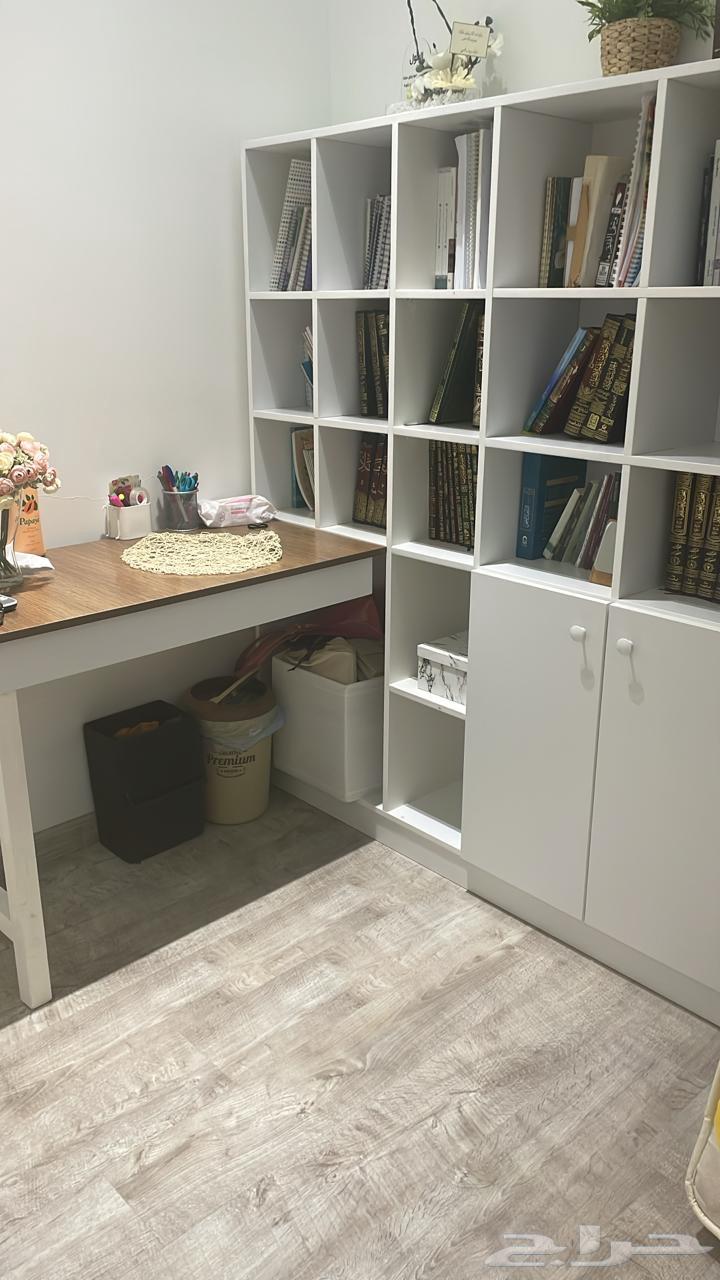 مكتب ومكتبه ابيض وخشبي مع ادراج64553257335298110