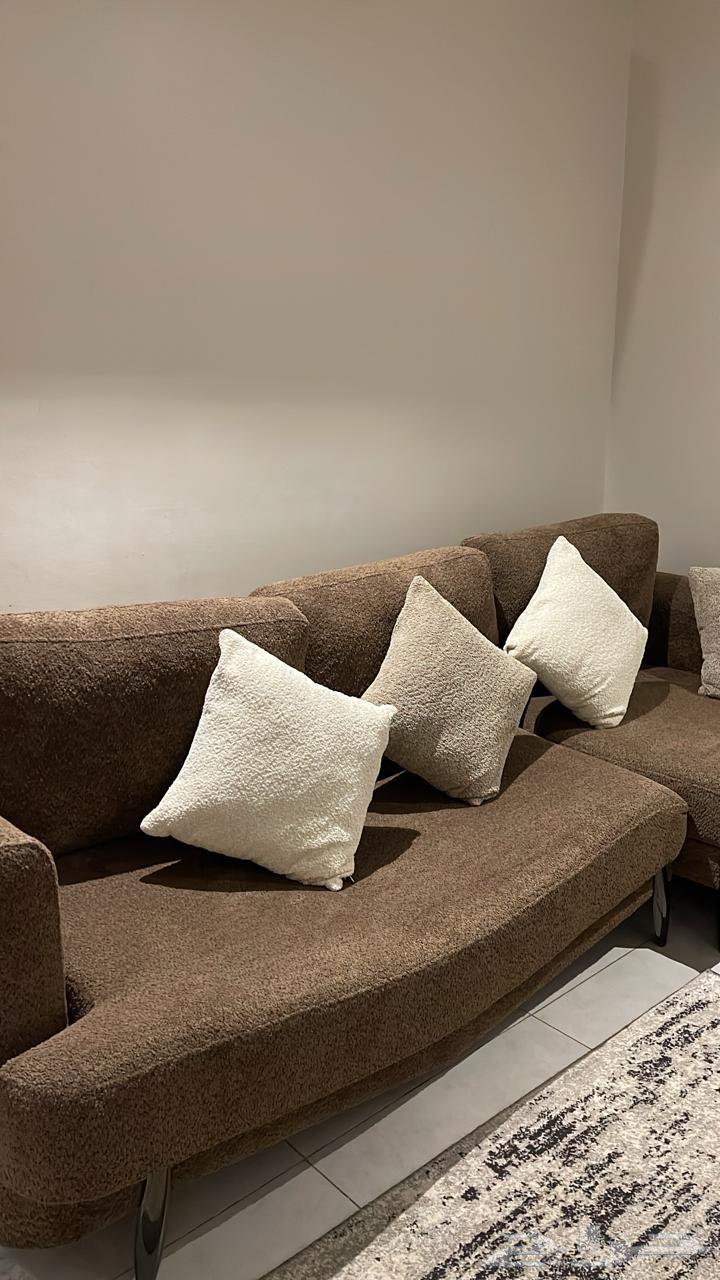 طقم كنب ثلاث قطع مستخدم ونظيف بزوايا خشب64547972613762112