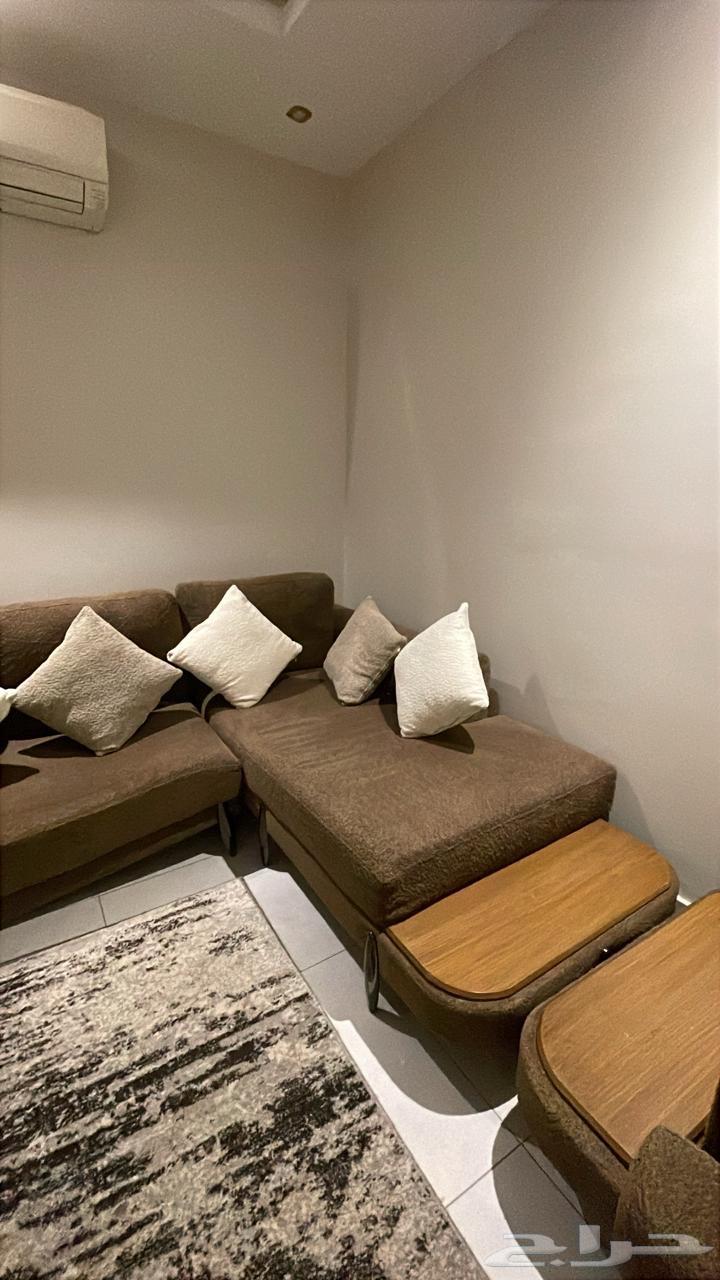 طقم كنب ثلاث قطع مستخدم ونظيف بزوايا خشب64547972613762110