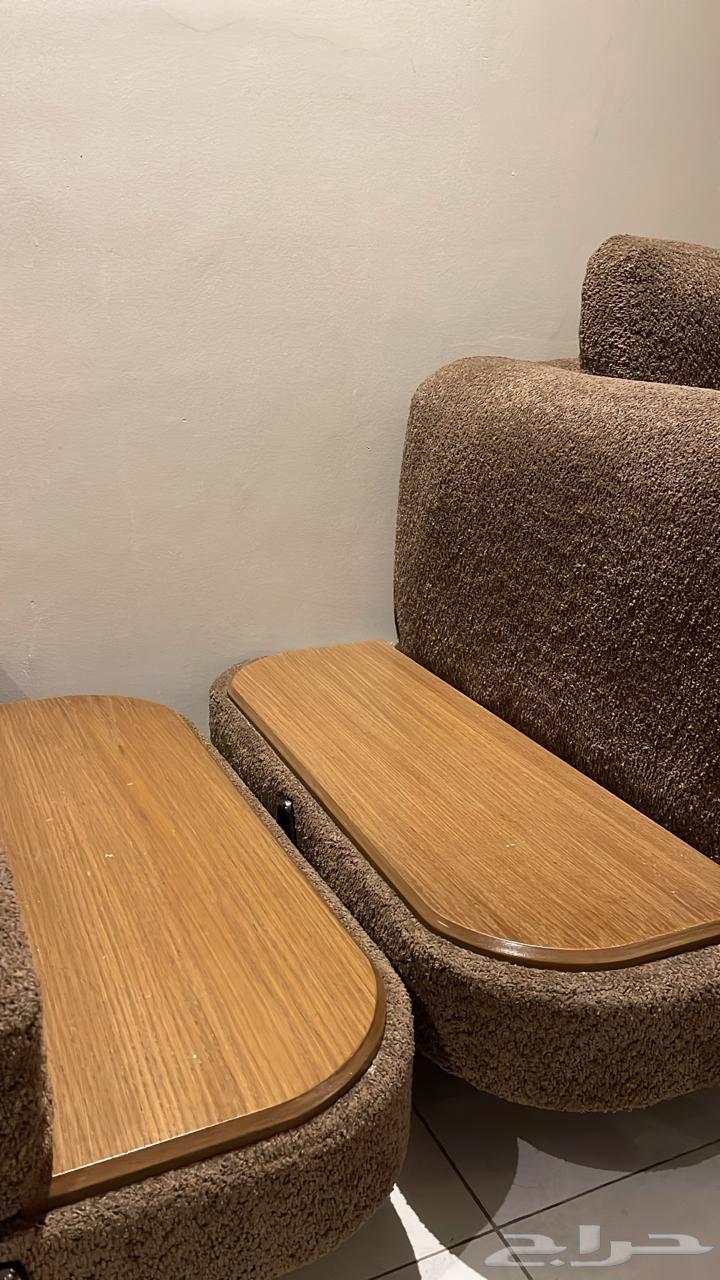 طقم كنب ثلاث قطع مستخدم ونظيف بزوايا خشب64547972613762111