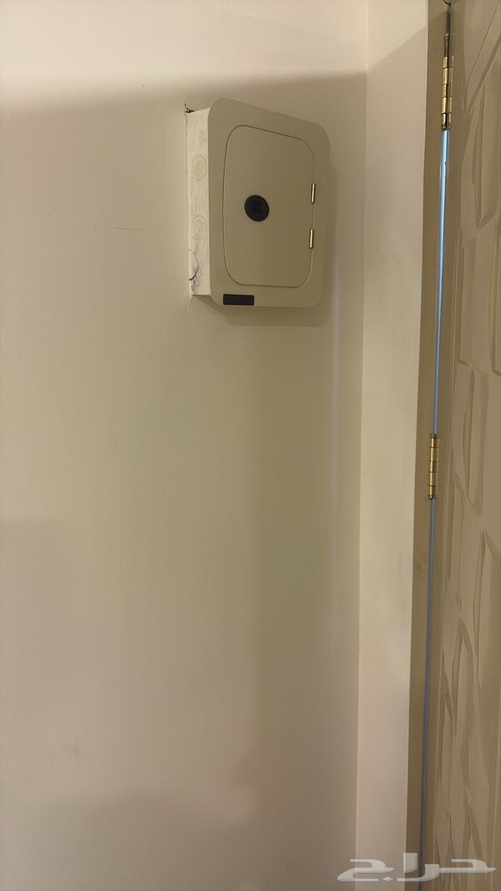 A ready booth in very good condition, insulated and well-maintained, clean64550025330947114