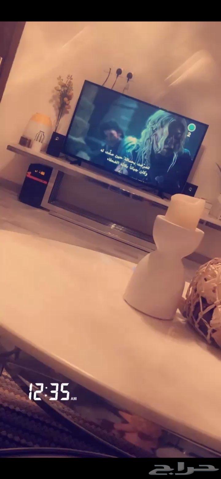 طاولة تلفيزون و ستارة على السوم64549712038147114