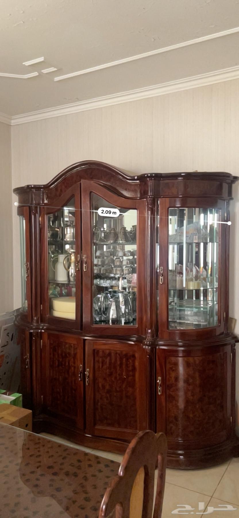 دولاب نيش زجاج كلاسيك خشب ماهوجني فاخر. الرياض حي الريان64551104803586110
