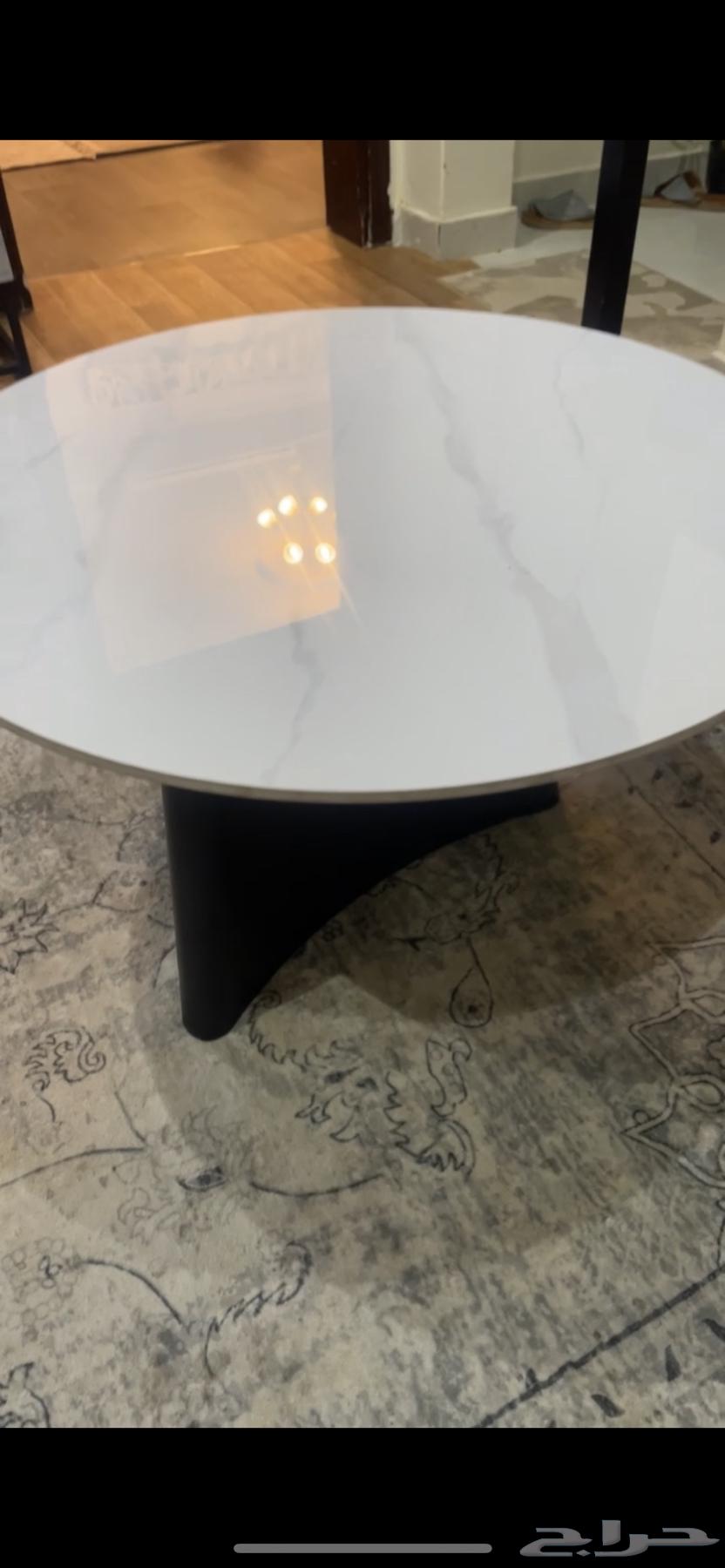 A clean and new table64549205745923111