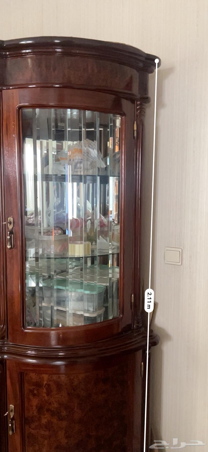 دولاب نيش زجاج كلاسيك خشب ماهوجني فاخر. الرياض حي الريان64551104803586111