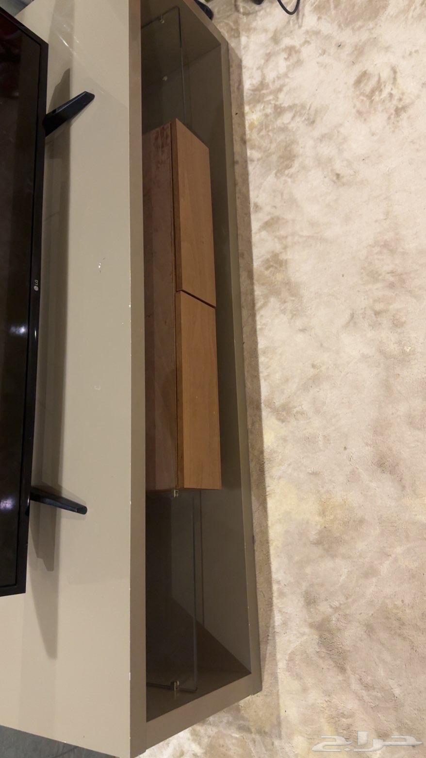 طاولة تلفيزون و ستارة على السوم64549712038147111