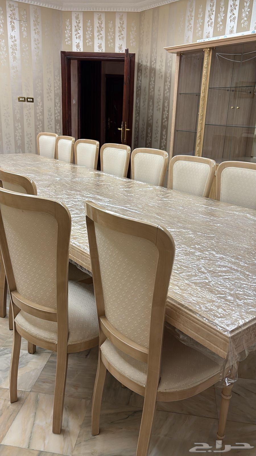 Dining table64549514265730114