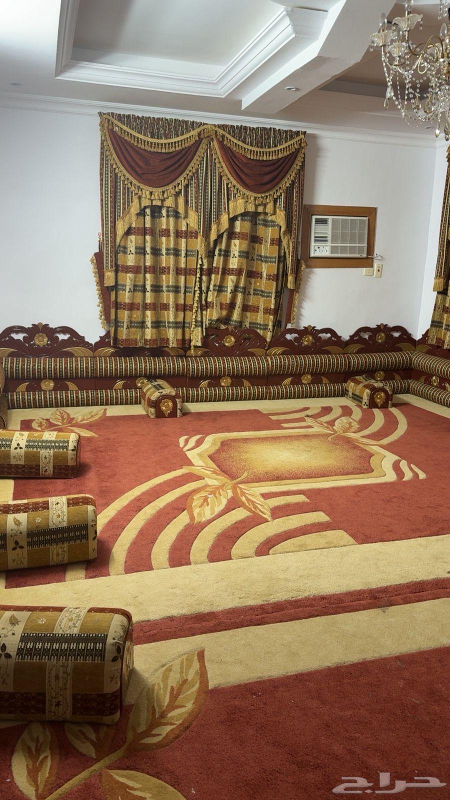 Cushions and two carpets64547360103554110