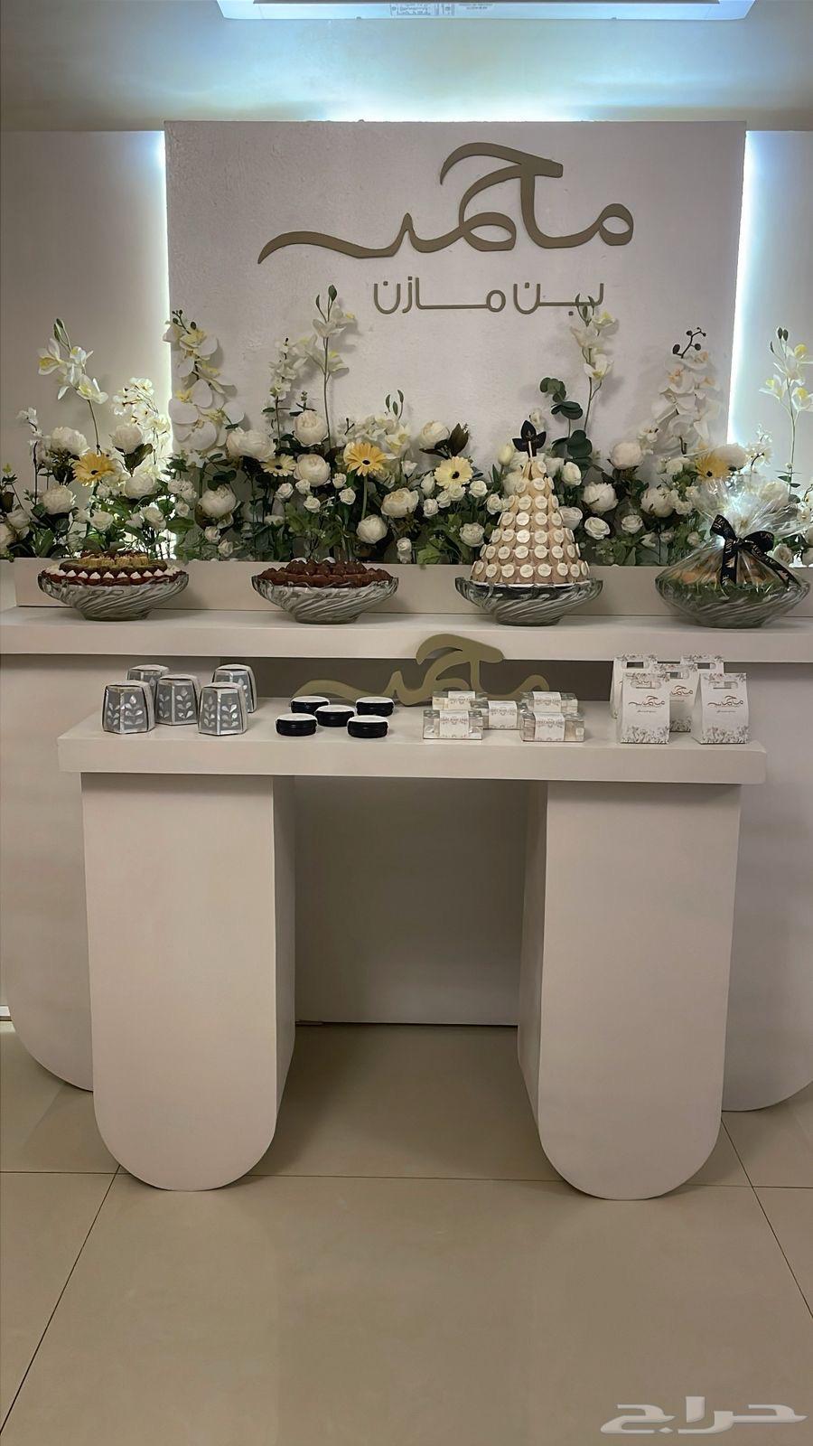 Reception cradle for a bride64548378770946111