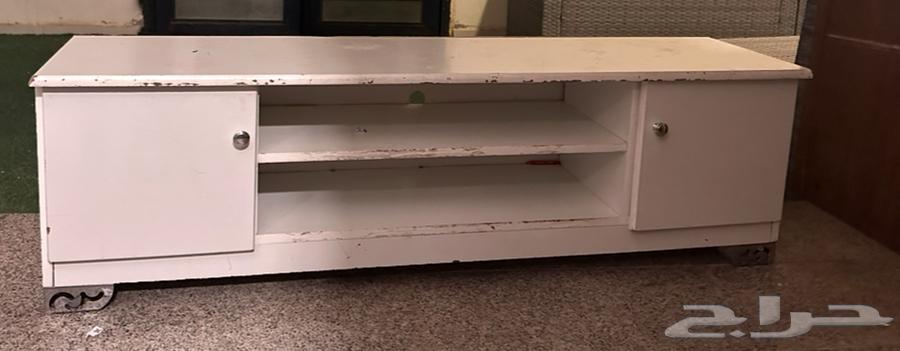طاولة تلفزيون للبيع خشب اللون أبيض مستعمله ونظيفه64547708021635110