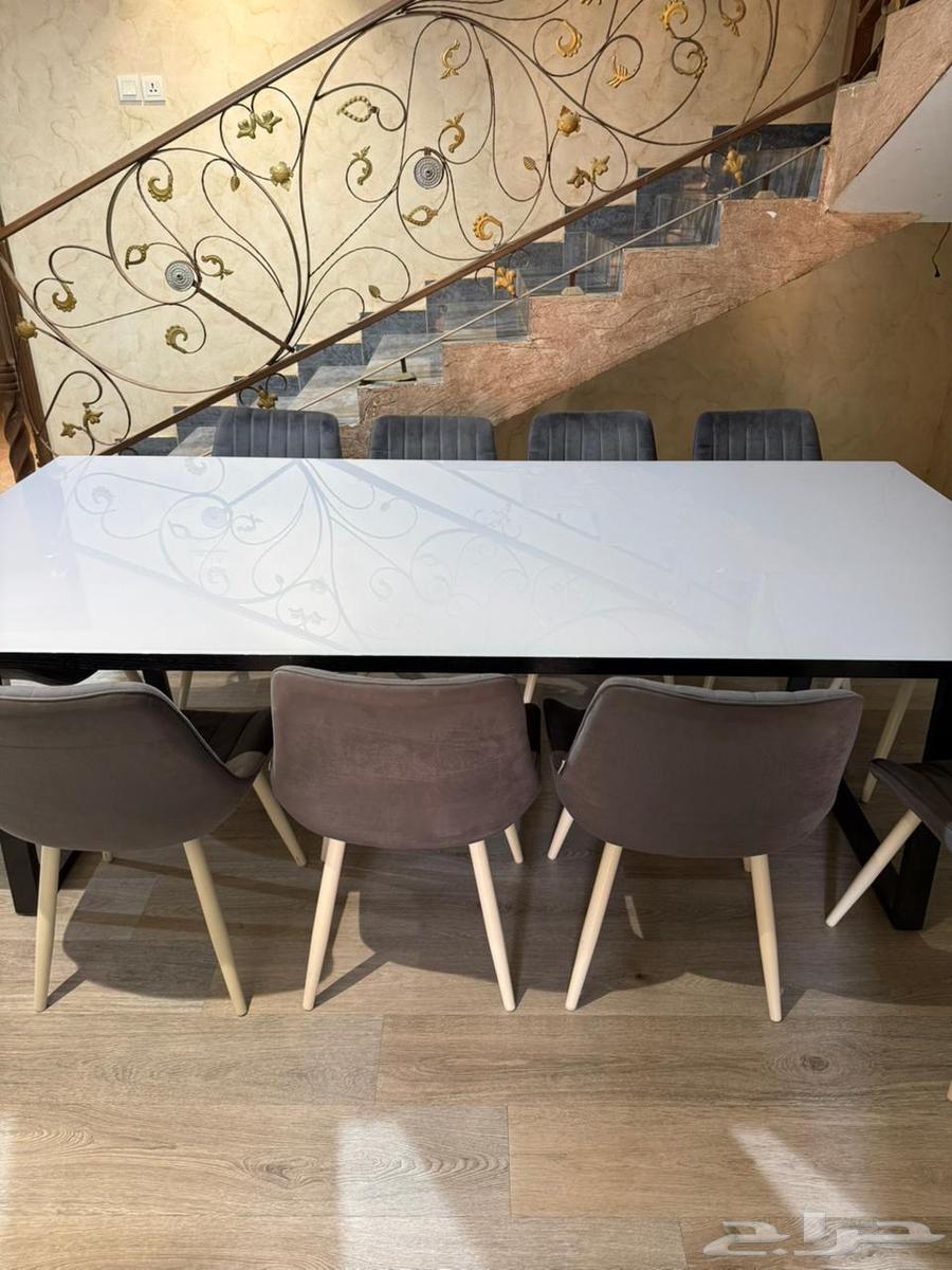 Dining table with 10 chairs64548505010305111