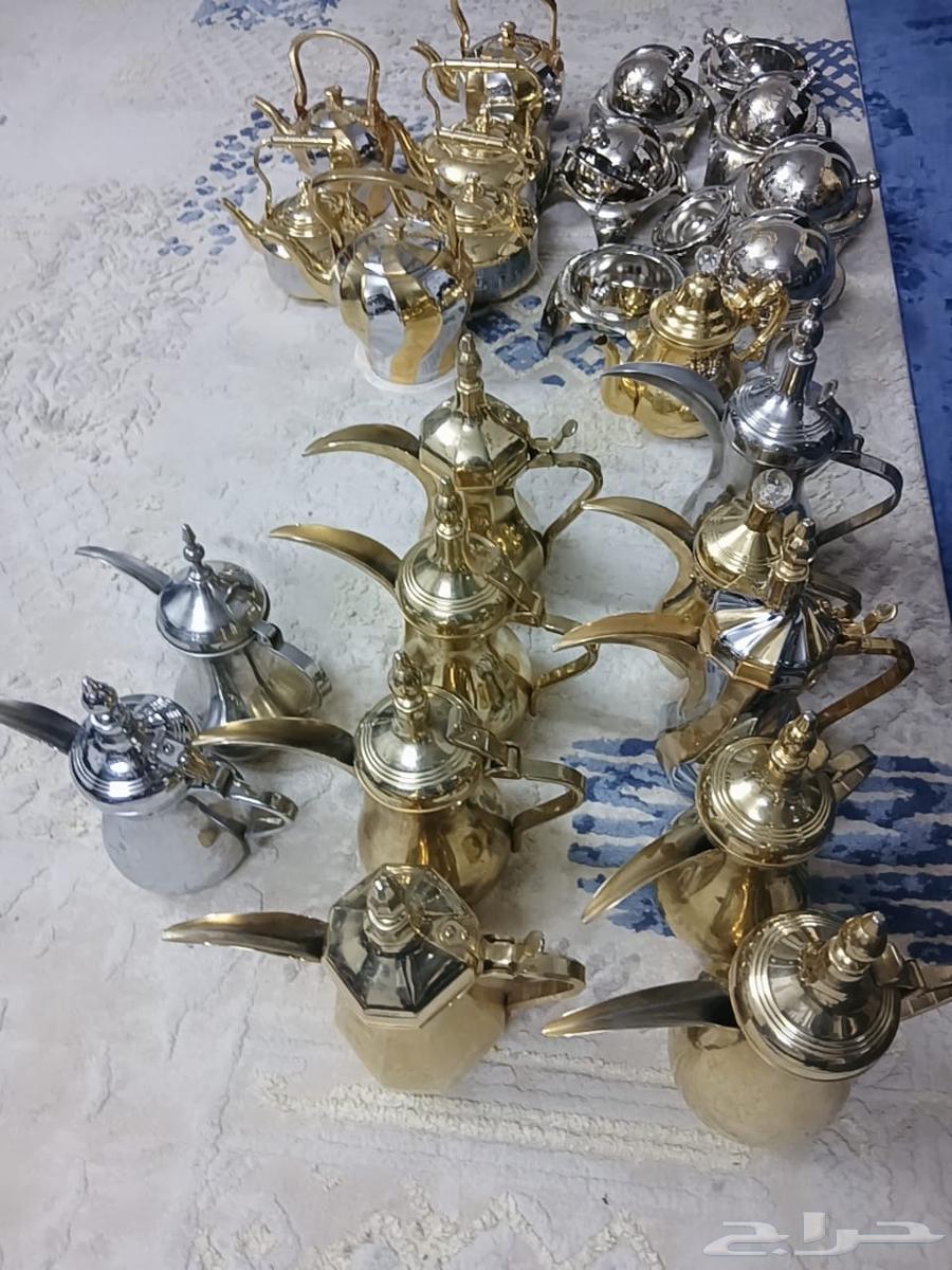 Old teapots, jugs, and tamriyas and a bedroom.64549769211265110