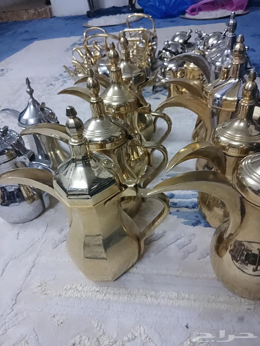 Old teapots, jugs, and tamriyas and a bedroom.64549769211265111