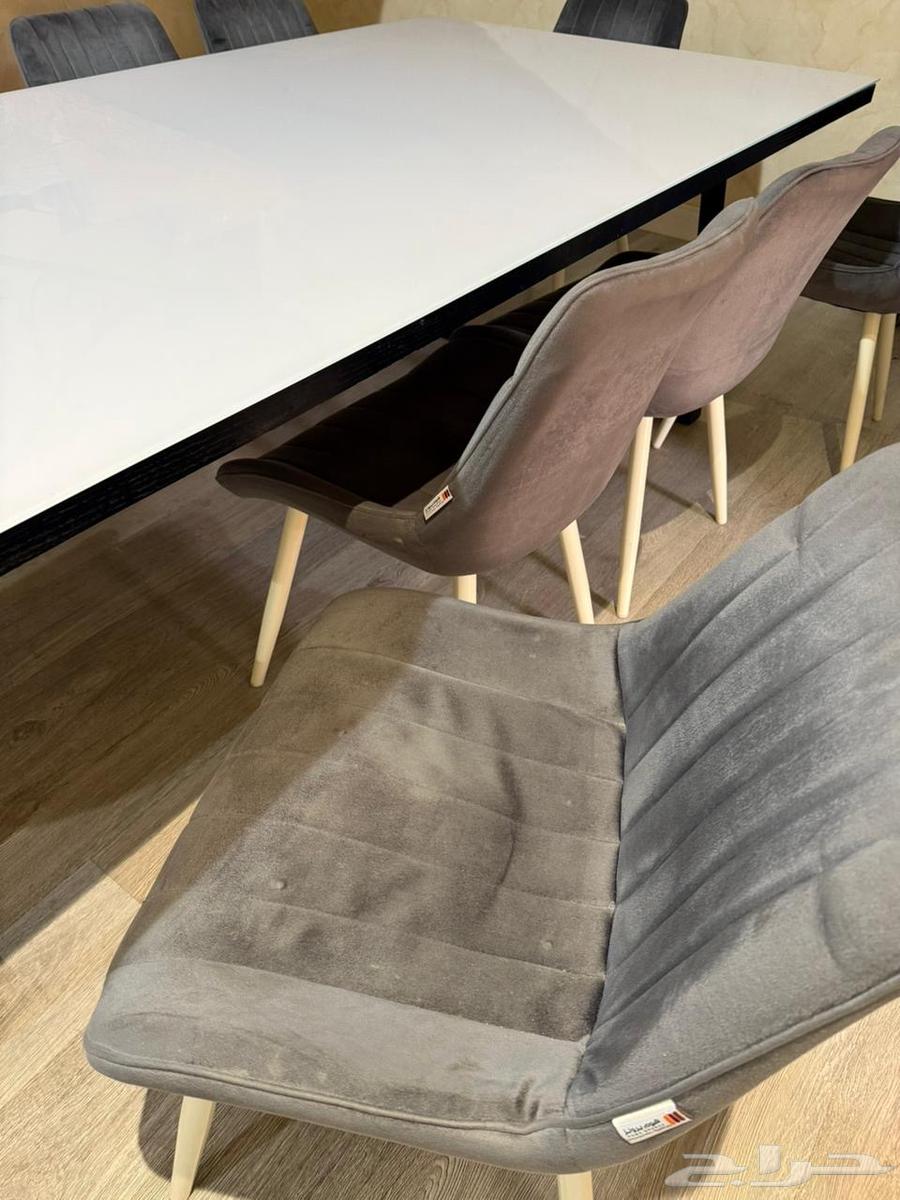 Dining table with 10 chairs64548505010305114