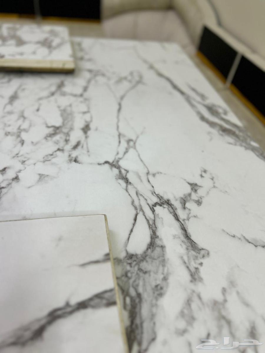 Table with four service tables64543761594498112