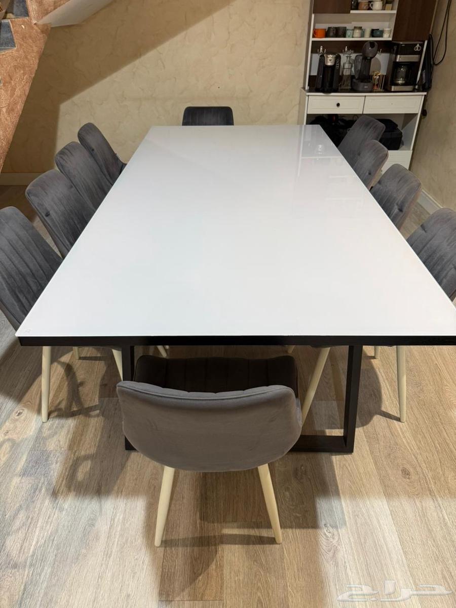 Dining table with 10 chairs64548505010305110