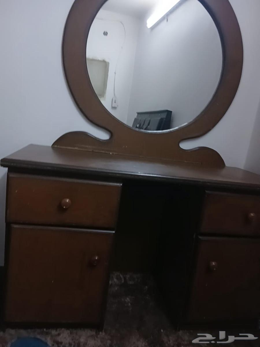 Old teapots, jugs, and tamriyas and a bedroom.64549769211265114