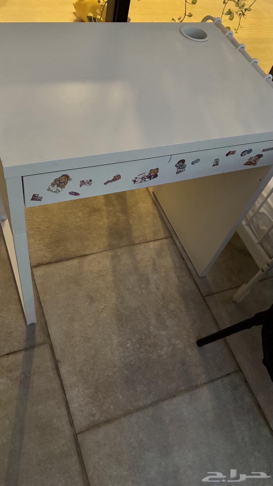 Bed and table for sale, very new with mattress64557085528066110