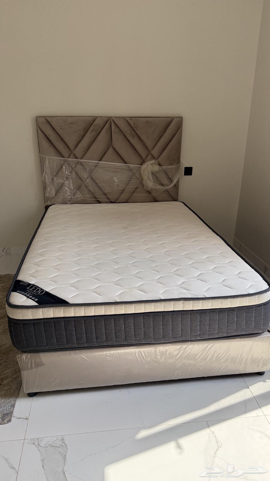 Clean single and a half bed for sale after 6 months of use64560951854721110