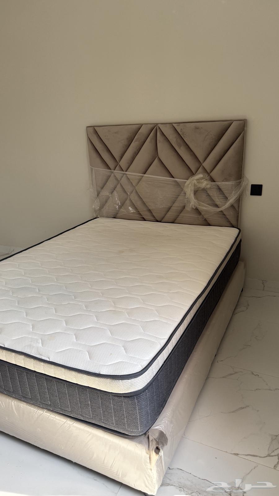 Clean single and a half bed for sale after 6 months of use64560951854721112