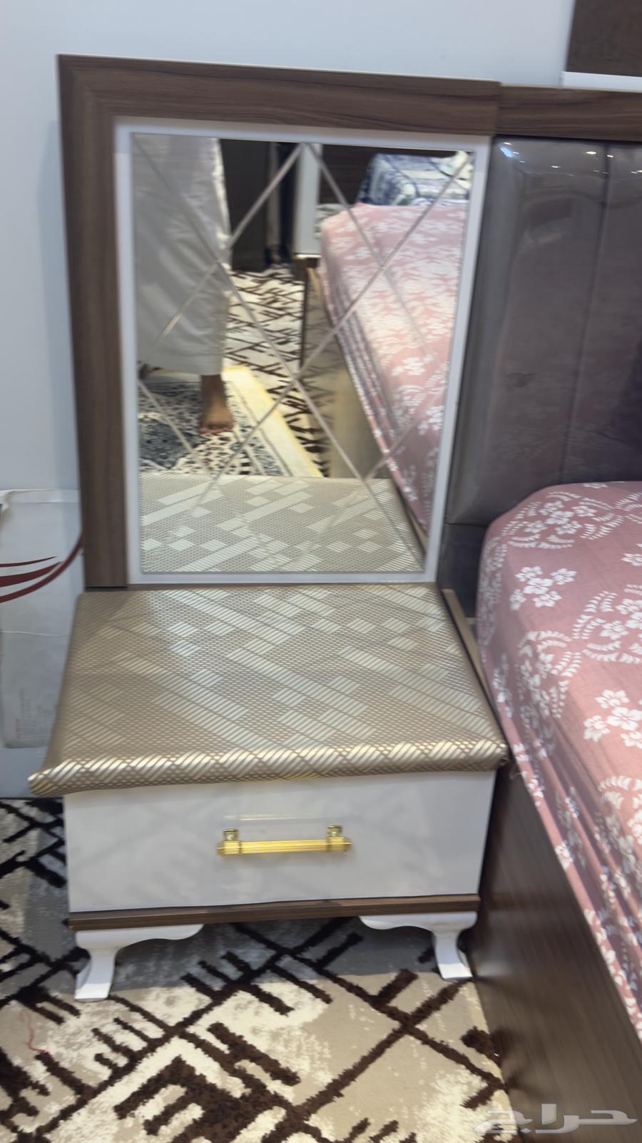 Clean bedroom set consisting of 6 pieces, used for only 3 months64554188839938111